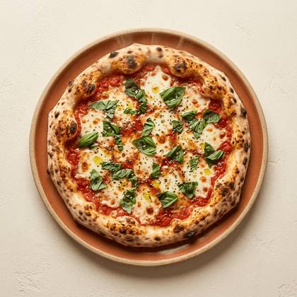 Pizza Margherita mit Tomatensoße, Mozzarella, Basilikum