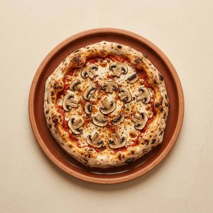 Pizza Funghi mit Tomatensoße, Mozzarella, Champignons