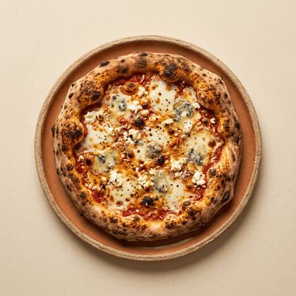 Pizza Quattro Formaggi mit Tomatensoße, Mozzarella, Schafskäse, Parmesan, Gorgonzola