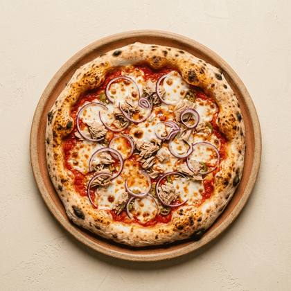 Pizza Tonno mit Tomatensoße, Mozzarella, Thunfisch, rote Zwiebeln, Peperoni