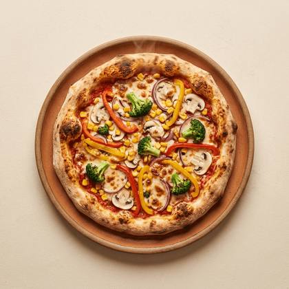 Pizza Vegetariana mit Tomatensoße, Mozzarella, Zwiebeln, Paprika, Brokkoli, Champignons, Mais
