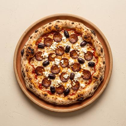 Pizza Orient mit Tomatensoße, Mozzarella, Sucuk, Fetakäse, schwarze Oliven