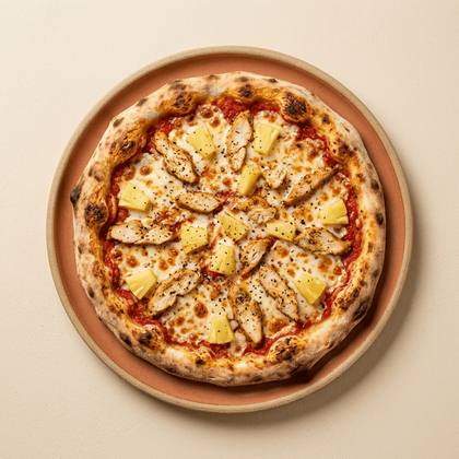Pizza Hawaii mit Tomatensoße, Mozzarella, Hähnchen, Ananas