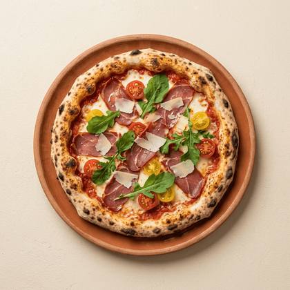 Pizza Pastirma mit Tomatensoße, Mozzarella, Pastirma, Rucola, Cherry-Tomaten, Parmesan