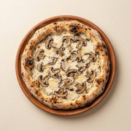 Pizza Truffle Lover mit Trüffel-Creme-Soße, Mozzarella, Champignons, Parmesan