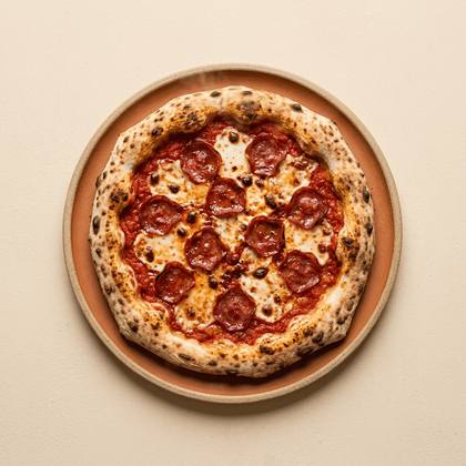 Pizza Peperoni mit Tomatensoße, Mozzarella, scharfe Peperoni-Salami