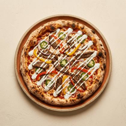 pizzacloud mit Tomatensoße, Mozzarella, Kebab-Fleisch, Paprika, Zwiebeln, Jalapeños, cremige Dressing-Soße