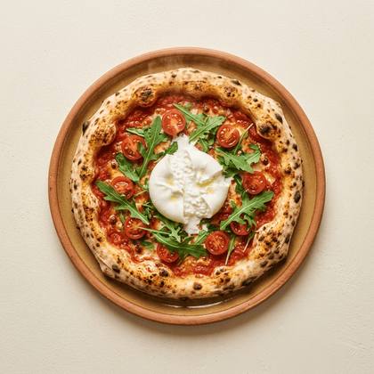 Pizza Burrata mit Tomatensoße, Burrata, Cherry-Tomaten, Rucola