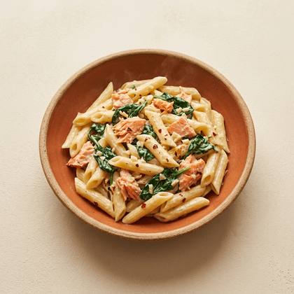Pasta Spinat mit Spinat, Lachs, Knoblauch, Chili, Sahnesoße