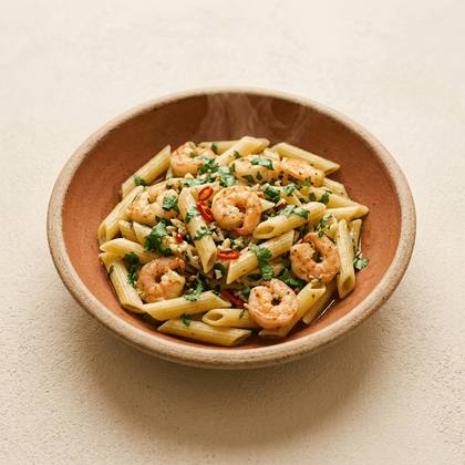 Pasta Aglio e Olio mit Olivenöl, Chili, Knoblauch, Koriander, Garnelen