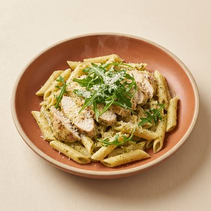 Pasta Paradise mit Hähnchenbrust, Pesto, Sahnesoße, Parmesan, Knoblauch, Rucola