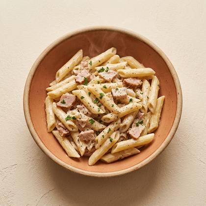 Pasta Carbonara mit Truthahn-Schinken, cremige Sahnesoße