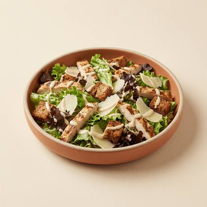 Chicken-Caesar-Salat mit Salat, Hähnchen, Croutons, Parmesan, Dressing