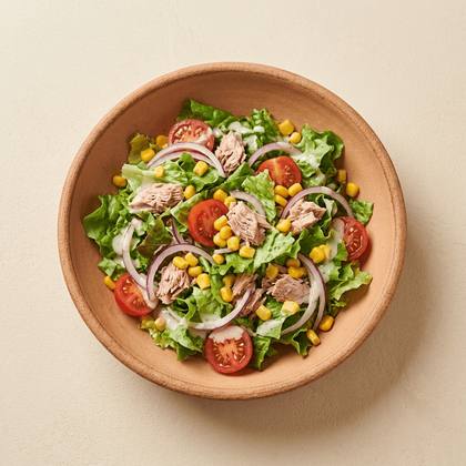 Thunfisch-Salat mit Salat, Tomaten, Zwiebeln, Thunfisch, Mais, Dressing