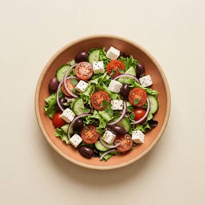Feta Cloud mit Salat, Tomaten, Gurken, Zwiebeln, Fetakäse, Oliven